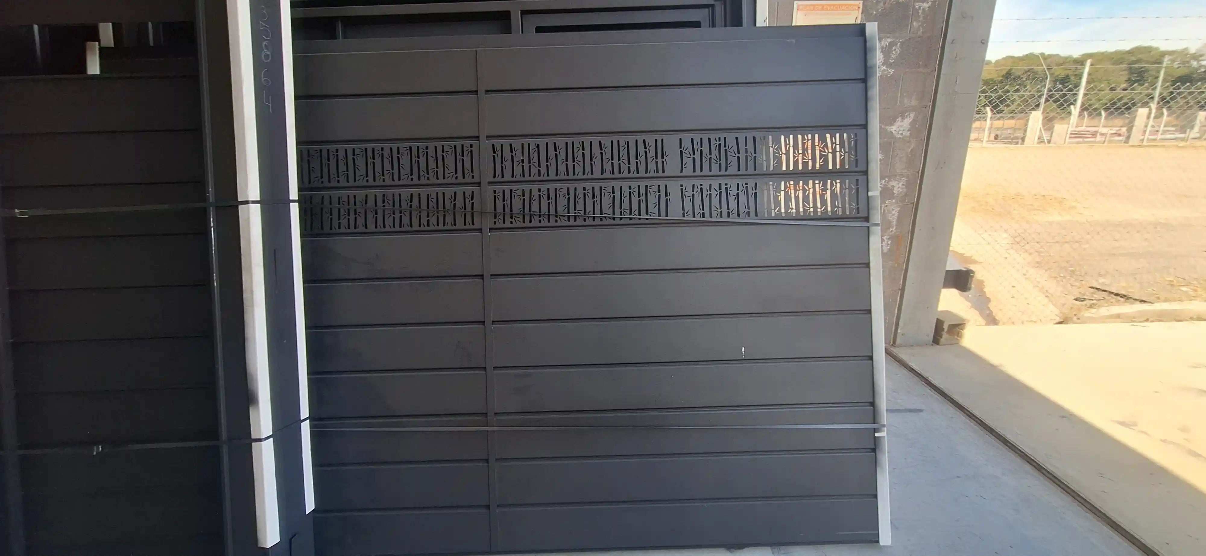 Portón automatizado instalado en un ingreso residencial moderno