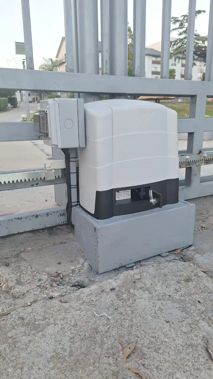 Sistema de acceso automatizado con instalación eléctrica protegida